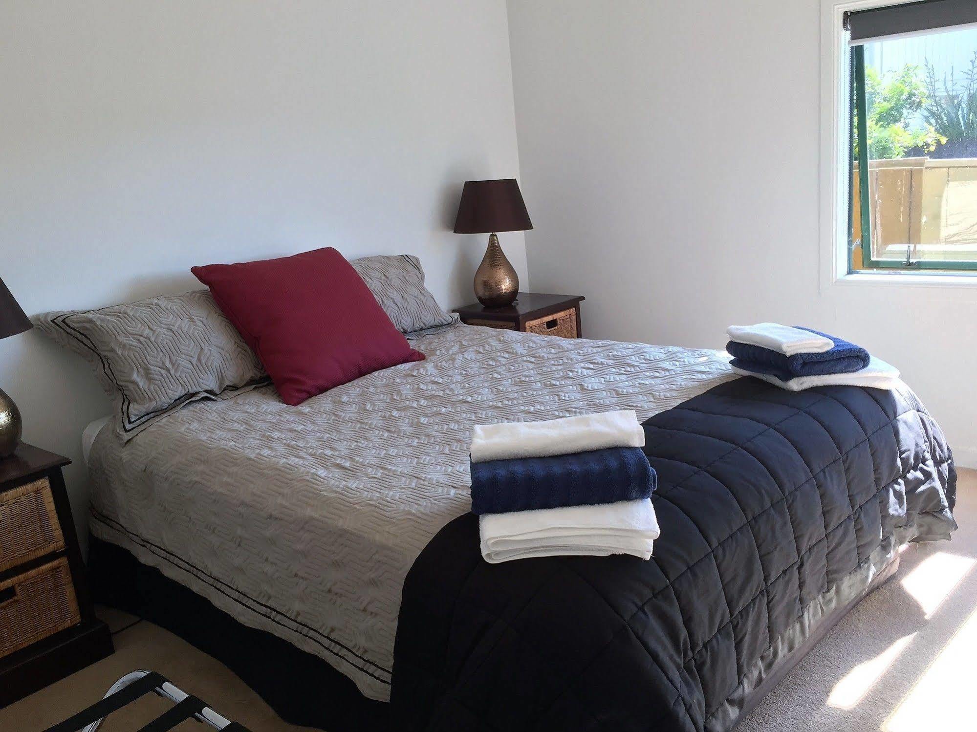 Lakeside City Apartments - Penthouse And Studio โรโตรัว ภายนอก รูปภาพ
